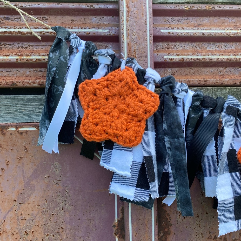 Black & White Farmhouse Garland with Buffalo Plaid and 2 sets of Crochet Stars - Picture 6 of 12